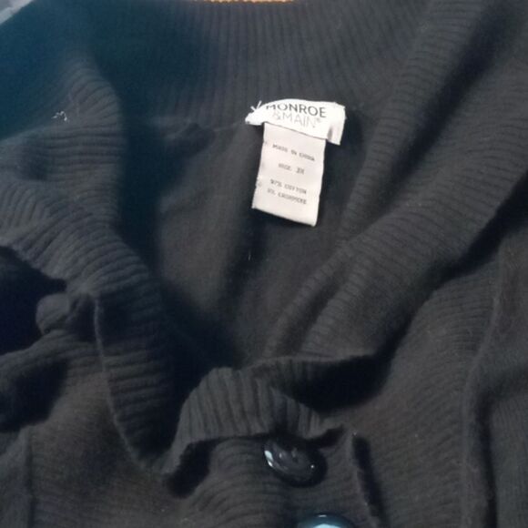 Beautiful pull over sweater - Picture 4 of 6